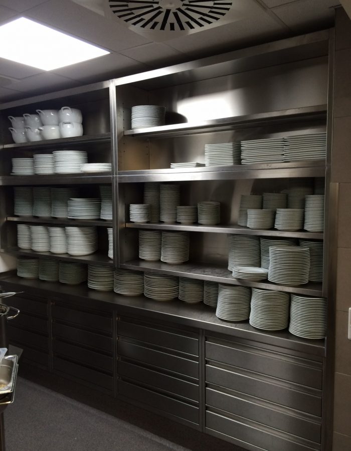 Geschirrlager für den Service